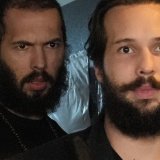 Andrew Tate (à gauche) et Tristan sont sortis vers minuit (23h00 en Suisse) avec une barbe fournie des locaux de la police où ils étaient retenus depuis trois mois.